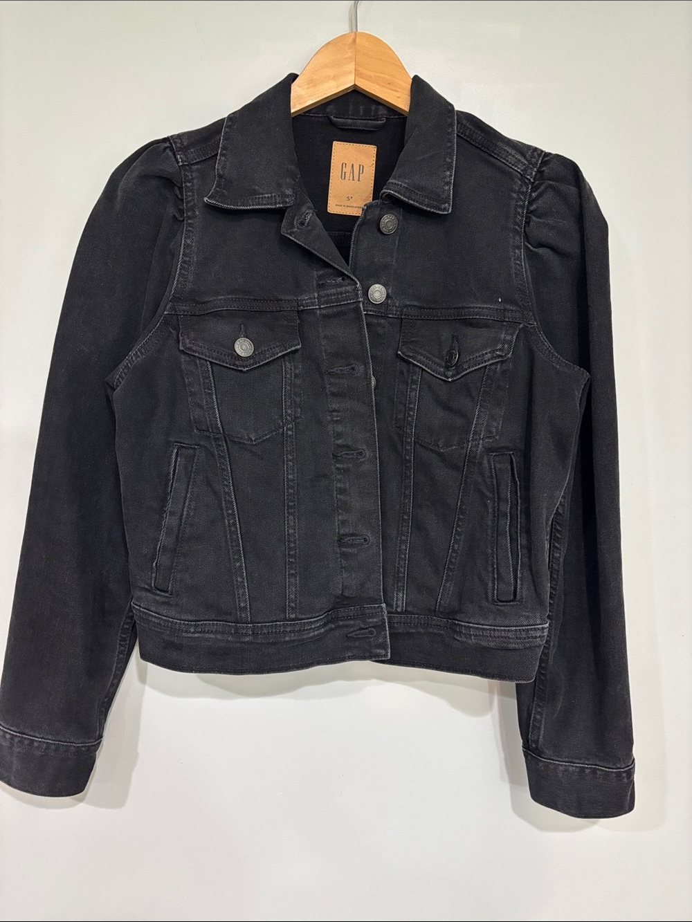 GAP Women's Black Denim Trucker Jacket with ruched sleeve detail Sz SP